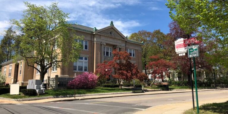 Middleborough Public Library